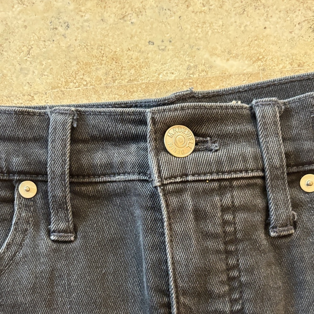 Madewell 28 High rise denim shorts with distressed hem- black - Picture 5 of 8